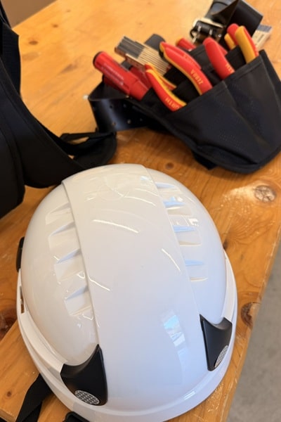 Helm und Handwerkzeug